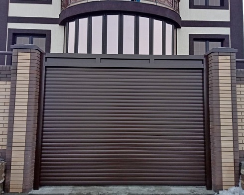 Роллетные ворота Алютех серии Prestige со сплошным алюминиевым профилем роликовой прокатки AG/77 с доставкой в Темрюке 
